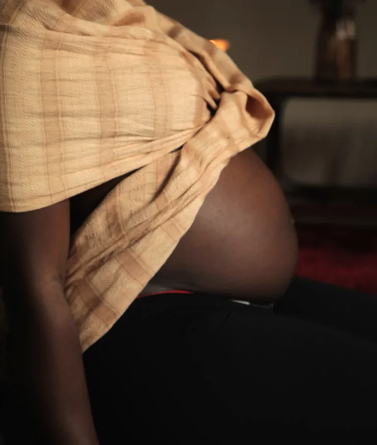 ventre d'une femme enceinte avec tissu rebozo